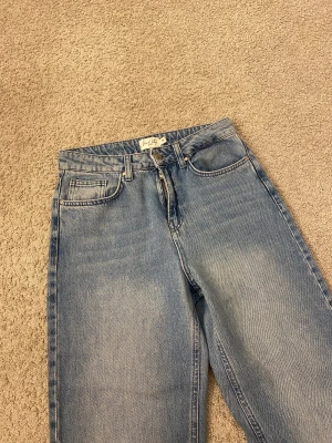 Jeans ifårn NA-KD - Säljer ett par blåa jeans ifrån NA-KD i stolek 36. Säljer för att de inte kommer till användning hemma hos mig. Skulle säga att de passar någon som är kortare än 165 cm. Skriv privat för mer info.💗💗