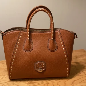 Väska - Vänska från Guess nyskick aldrig använd