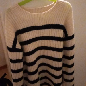 Randig stickad tröja - Jätte fin stickad tröja, säljer den då den inte kommer till användning. Priset kan diskuteras, den är inte alls sliten❤️
