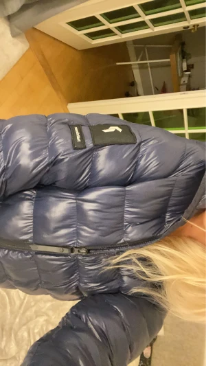 peak performance jacka - Intressekoll! jättefin peak jacka som är perfekt nu för våren 💗💗 den tvättades en gång vilket man inte ska göra så vaddet i jackan har blivit lite ojämn