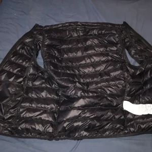 Armani väst - Säljer denna Armani västen för 600 knappast använd och nypris 1200kr annars kan ni komma med ett rimligt pris 