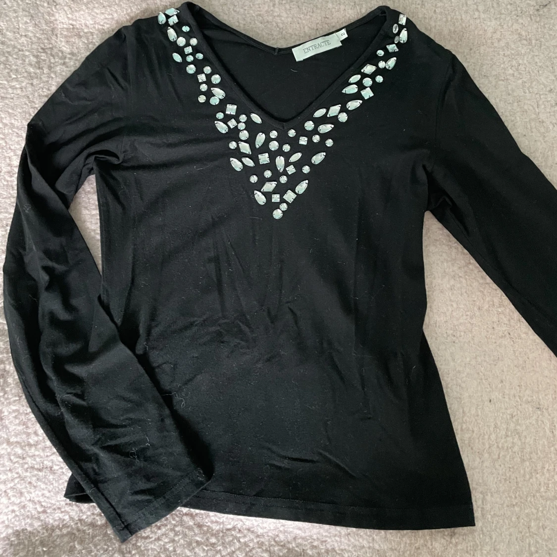 Svart topp med kristaller