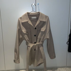 Ullkappa  - Ullkappa från Nelly, säker för 299 kr, nyskick.   Stl: 36