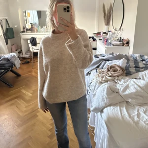 Stickad tröja - Populär stickad tröja från hm. Använd fåtal gånger. Wool/alpacka blend