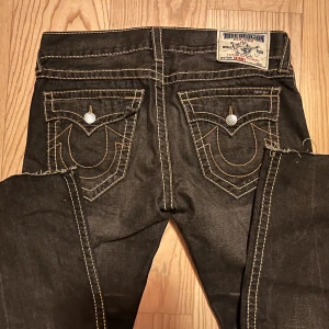 True religion jeans 🫶 - Ett par fina true religion jeans. Dom är typ straight fit och låg midjade. Dessvärre har jag klippt dom på längden få jag är 160 men kan skicka måtten om ni skulle vilja det💕💕