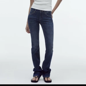 Zara low rise bootcut storlek 36 - Helt nyköpta endast testade i butik men insåg när jag kom hem att det var för stor storlek!