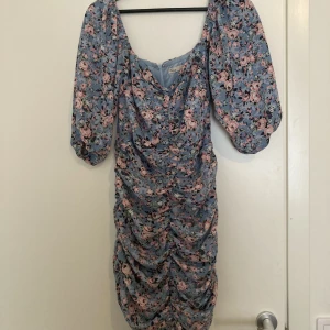 Blommig klänning  - Jättefin och blommig klänning från Nelly 🌸 använd vid et par tillfällen, men utan defekter och i bra skick! Perfekt till midsommar!