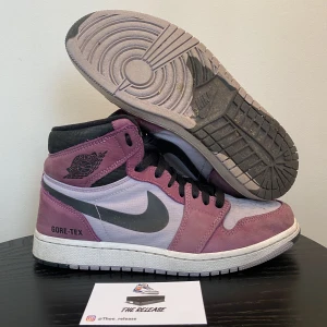 Jordan 1 high element gore berry - Jordan 1 high element gore berry i storlek 41. Skick 6/10 kolla bilderna. Ingen box. Pris 1199kr (kan diskuteras)  Möts i Sthlm eller frakt mot kostnad 📲
