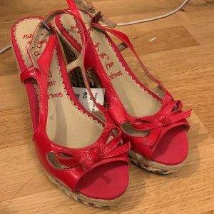 Somriga klackar - Säljer denna fina par klackar. Köpte de på secondhand men insåg att de var väl lite för stora på mig. Säljer de för samma pris som jag köpte den för, 60kr. 