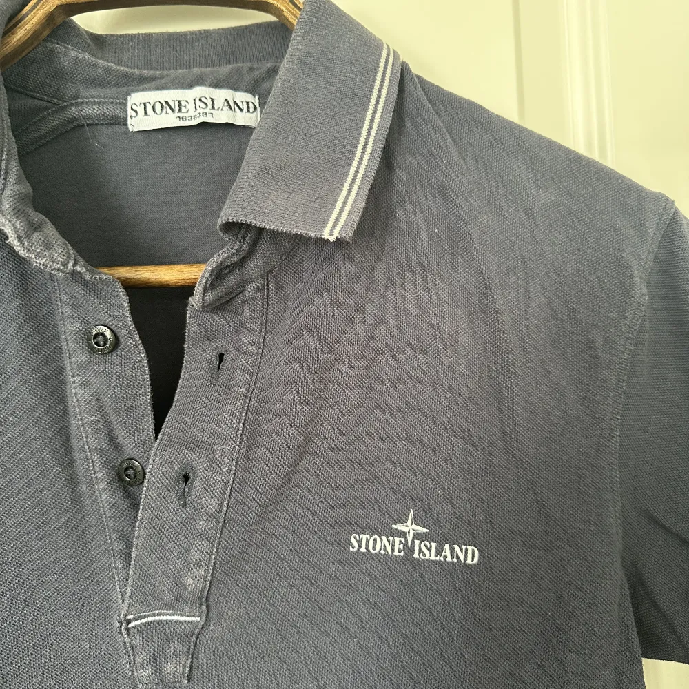 Säljer denna vintage Stone Island Piké. 180kr inklusive frakten!🌟. T-shirts.
