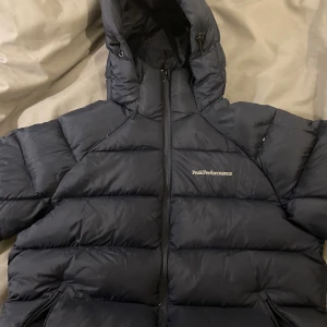 Peak Performance Vinterjacka - En snygg och varm Peak Performance vinterjacka i storlek M. Jackan är även i mycket bra skick och skulle du ha frågor är det bara att höra av dig! Priset går absolut att diskutera! 