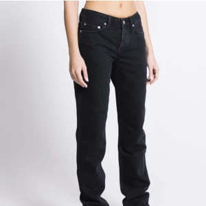 Svarta Low Waits  - Hej jag säljer Mina low waist byxor från lager 157 då dom inte passar mig har aldrig använt dom 👍 dom kostar 400 men säljer för 200 