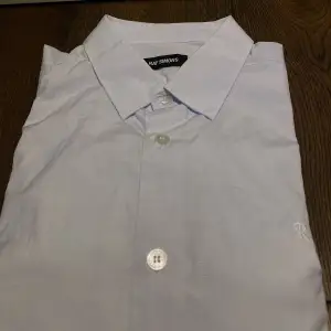 Hej, säljer en sjukt snygg och unik skjorta från Raf Simons. Liknande modell kostar över 7000kr på Labels. Storlek 48 vilket motsvarar Large. Utmärkt skick och sparsamt använd. Priset är inte hugget i sten. Hör av dig vid intresse.