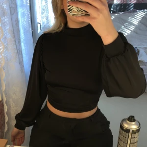 Festtröja! - Ootroligt snygg tröja med öppen rygg! Tunt material så kan tänka mig att den funkar hur bra som helst på sommaren också😍 