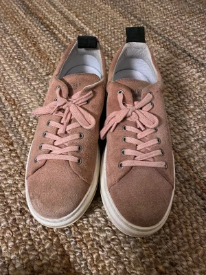 Sneakers  - Säljer dessa otroligt snygga skor från Jim Rickey som inte säljs längre. Bra skick. 💙