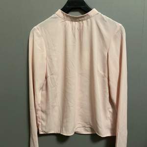 Fin blus/tröja från Nelly  Säljer pågrund av att den är för liten för mig Storlek 34