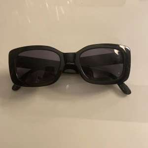 Solglasögon  - Skitsnygga vans solglasögon, har någon liten repa på högra glaset 