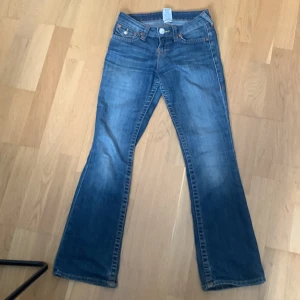 True Religon Jeans  - Skit snygga true religon jeans som är utsvängda på botten. Köpta här på Plick men var tyvärr för små. 