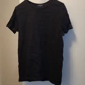 Size M lightly used in good condition black t-shirt. Feel free to contact us in Swedish or English. 