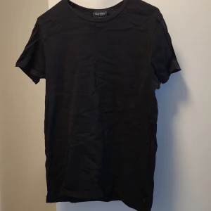 Black t-shirt  - Size M lightly used in good condition black t-shirt. Feel free to contact us in Swedish or English. 