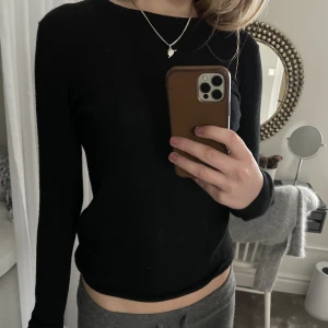 Filippa k, stickad tröja - Jätte fin stickad tröja ifrån Filippa knuten nopprig men annars i fint skick