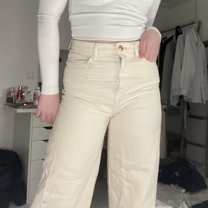 Vita/beige byxor - Gamla byxor som inte används😁 sitter bra på mig som 36:a 💓