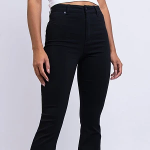Svarta bootcut jeans - Jag säljer dessa bootcutjeans som är från lager 157, dem är bara testade och i väldigt bra skick. Jag säljer dem för att dem är för stora för mig (på bilden har jag samma byxor fast i storlek S fast i samma modell)  Nypris 300 kr denna modellen säljs it 