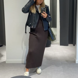 Skinnjacka  - Säljer nu denna coola skinnjacka från Zara då den tyvärr inte kommer till användning. Jackan är i bra skick och i stl L