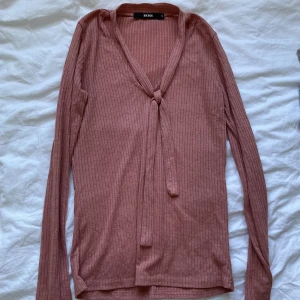 Elegant blus  - Elegant blus med knytning, man kan byta som man vill ❤️🎀