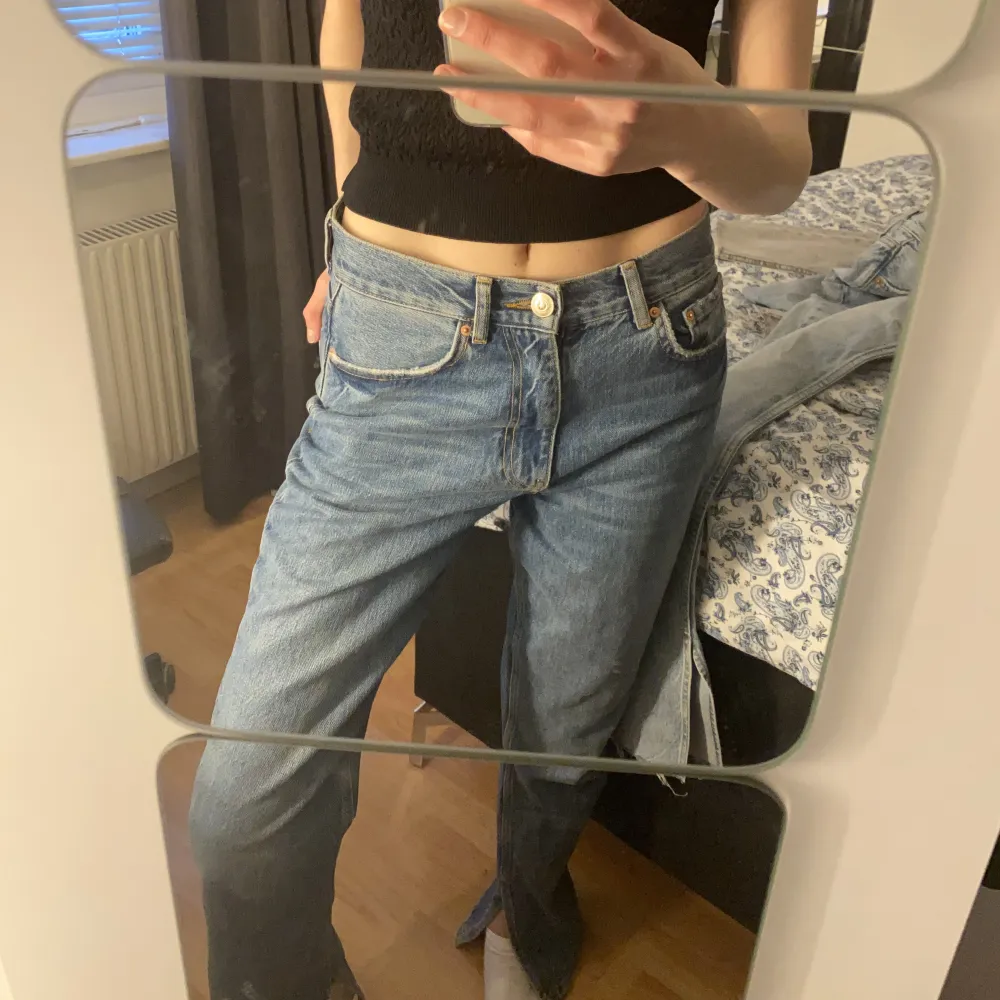 Dessa jeans är från Gina tricot och är i nytt skick & säljs pga förstora. De har medelhög midja och raka ben med slits. Nypris 599kr, strl 36❤️❤️  . Jeans & Byxor.