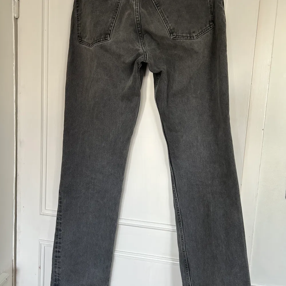 Säljer dessa gråa Lågmidjade jeans. Jeansen är i bra skick och super snygga. Jeansen är i storlek 40 och på mig som i vanliga fall använder storlek 36 sitter dem oversized. . Jeans & Byxor.