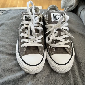 Låga Converse  - Säljer dessa låga Converse som är mörkbeige typ och har inte har kommit till användning då dem är för små💞 