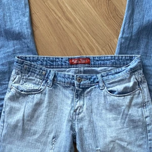utsvängda jeans  - snygga jeans köpta här på plick men är tyvärr för stora för mig🫶 använd gärna köp nu