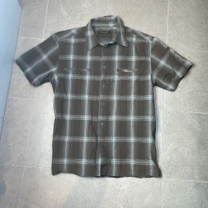 Wrangler skjorta - Kortärmad skjorta från wrangler, 9/10 skick. Skulle dock säga att den är mellan M och L