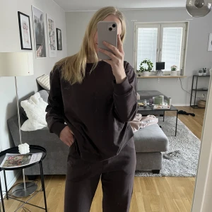 Helt nytt! Brunt set - Både tröjan och byxorna för 400kr 