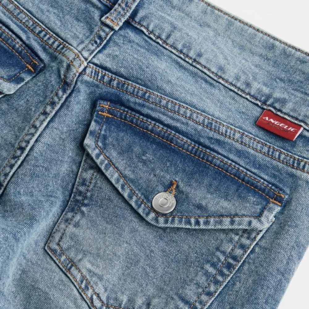 (Lånade bilder) Slutsålda lågmidjade jeans från hm med snygga fickor🙏 aldrig använda då de är för stora❤️😻. Jeans & Byxor.