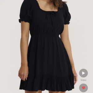 Nakd klänning  - ’Puff sleeve mini dress’. Svart klänning från nakd, storlek 34. Använd fåtal gånger, fint skick! Nypris 439kr.