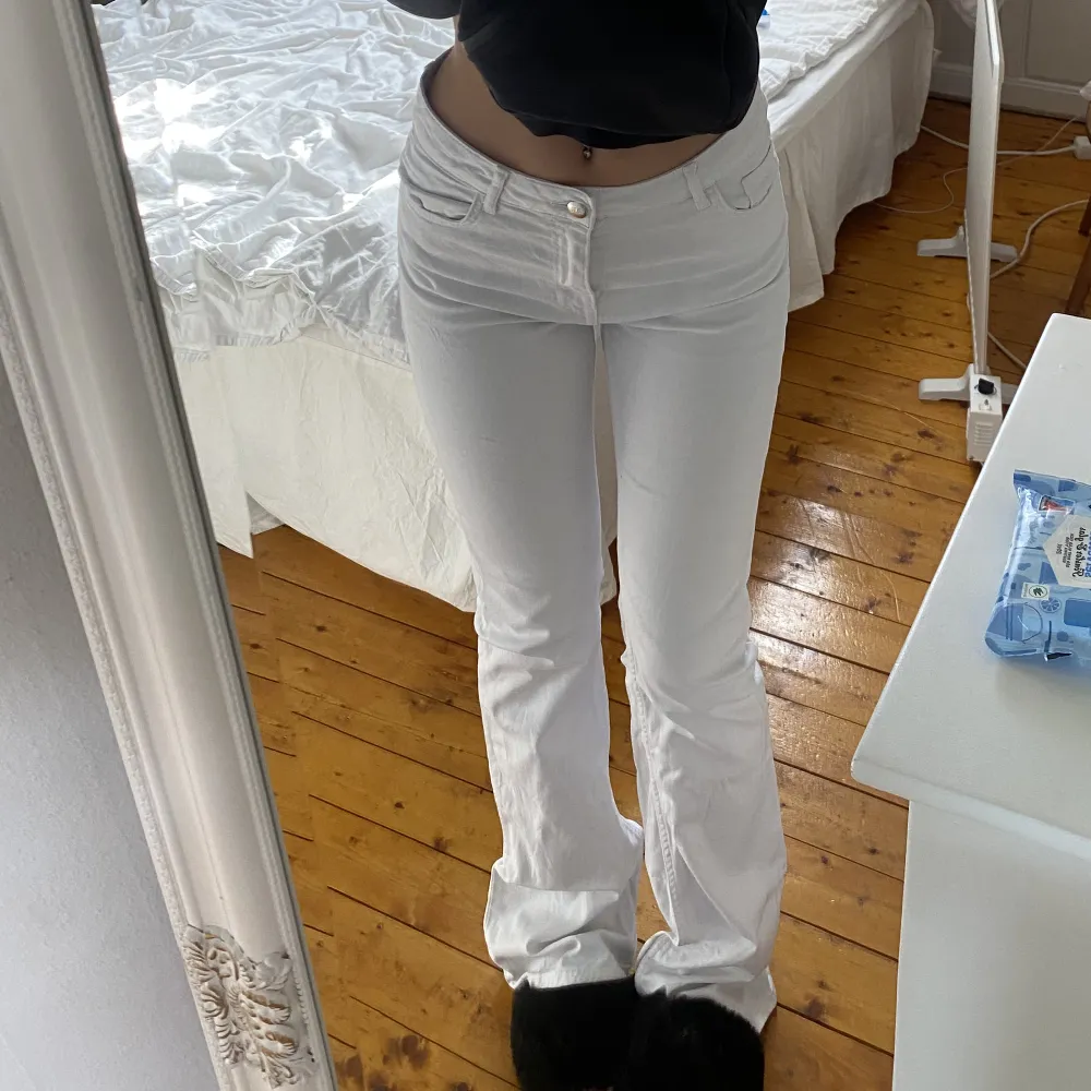 Vita jeans ifrån zara! Jag är 170cm och dem äe långa på mig. Dem är smutsiga längst nere (har tvättat dem men inte testat med något medel) frakt ingår inte❤️❤️. Jeans & Byxor.