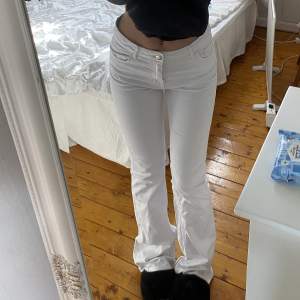Vita jeans ifrån zara! Jag är 170cm och dem äe långa på mig. Dem är smutsiga längst nere (har tvättat dem men inte testat med något medel) frakt ingår inte❤️❤️