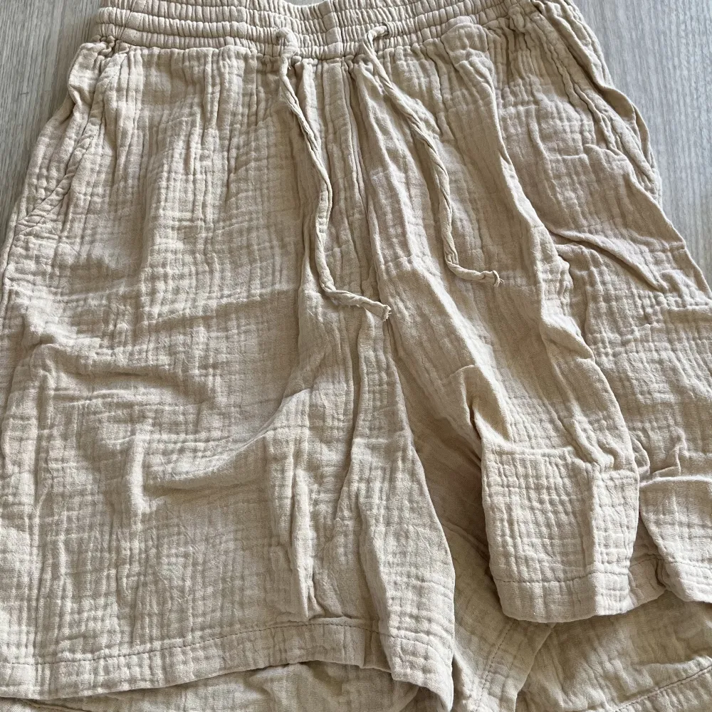 Säljer dessa linne shorts ifrån Gina, storlek 32, ordinarie pris 200kr, nytt pris 80kr👍🏻. Shorts.
