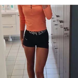 Shorts - Säljer mina super fina nike pro shorts då de tyvärr inte kommer till användning. Väldigt fint skick. 