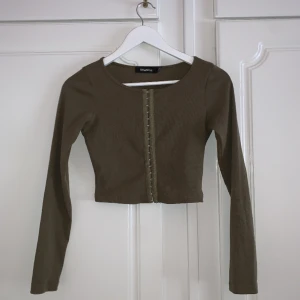 Naanaa croptop, strl 34 - Naanaa croptop i storlek 34, mycket fint skick - aldrig använd. Du får den nytvättad, såklart. Postar samma dag som betalning gjorts, du står för frakten :) annars kan du komma och hämta den i Tallkrogen, Enskede. Mvh Maria