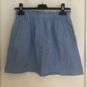 Kjol - Säljer denna superfina kjolen nu till sommaren!😻Den har två jättesmå fläckar på framsidan (se bild) men verkligen inget som märks. Kom privat för frågor eller bilder❤️