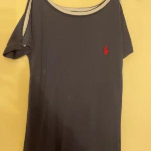 Märkes klänning  - Säljer denna off shoulder klänningen från ralph lauren då den inte är i min smak 