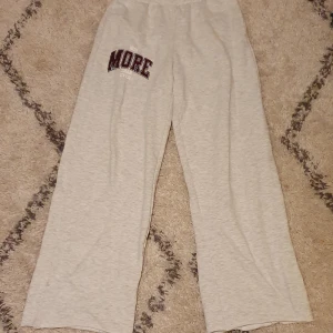 Grå mjukisbyxor vida - Vida mjukisbyxor från bershka Säljer då jag tycker de är för korta och inte används (jag är 172) 