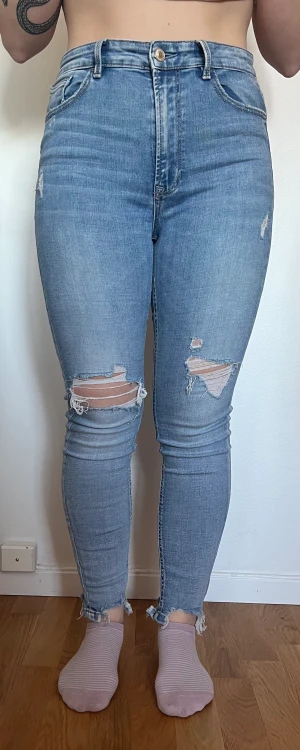 Jeans  - Repiga jeans från stradivarius. Storlek 42. Ganska stretchiga super bekväma 🌷