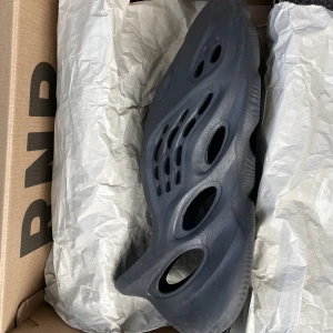 Yeezy foam runner - Mycket fint skick  Säljer dom pågrund av att dom är för små Kvittot tillkommer även kartongen  Kan även bytas Priset går att diskutera  