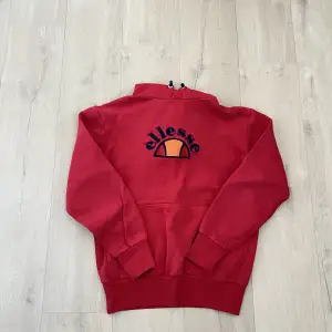 Röd ellesse hoodie i bra skick