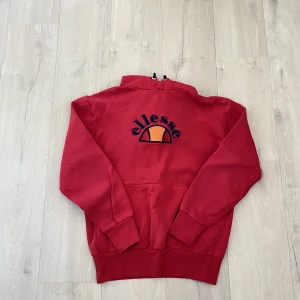 Ellesse hoodie - Röd ellesse hoodie i bra skick