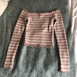 Off-shoulder topp - Off-shoulder topp ifrån Showpo i nyskick. Ljusrosa med vita ränder🤭💕 ( i storlek S men passar mig som har XS)